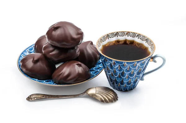 Zefir rivestito di cioccolato russo su un piattino blu e caffè nero — Foto Stock