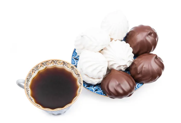 Zephyr vaniglia russa e uno zefir ricoperto di cioccolato su un disco blu — Foto Stock