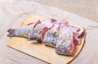 Çiğ balık IDE doğrama tahtası üzerinde yemek pişirmek için parçalar halinde kesilmiş