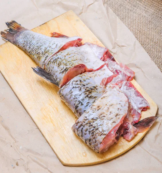 Rauwe vis ide snij in stukken voor het koken op een snijplank — Stockfoto