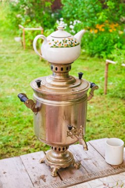 Yakacak odun açık üzerinde gerçek bir semaver çay hazırlanması