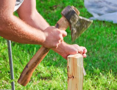 Odun için ağaç kesme. Erkek eller, balta ve yakacak odun. Etkisi bir balta ile dinamikleri