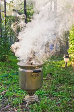 Çıra semaver yakacak odun üzerinde. Eski bir semaver açık ahşap ateşleme