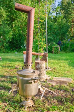 Gerçek bir semaver yakacak odun üzerine kaynar su