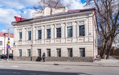 Moskova, Rusya - 10 Nisan 2015: İki katlı ev XIX yüzyılın Tovarishcheskiy Pereulok. Bina sonrası stres koşulları özel bir klinikte tarafından işgal