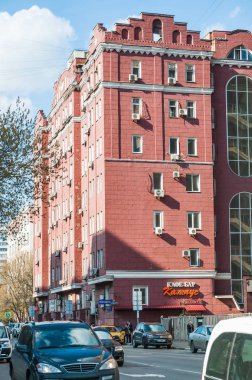 Moskova, Rusya - 28 Nisan 2015: İdari ofis Bolshaya Andronievskaya Caddesi üzerinde binası. Araştırma ve bilgi merkezi yönetim sistemleri 