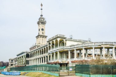 Moskova Kuzey Nehri Terminal veya Rechnoy Vokzal (beş denizlerin bağlantı noktası). Terminal 1937 yılında inşa edilmiş