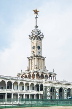 Moskova Kuzey Nehri Terminal veya Rechnoy Vokzal (beş denizlerin bağlantı noktası). Terminal 1937 yılında inşa edilmiş