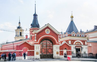 Moskova, Rusya - 28 Nisan 2015: Şefaat (Pokrovsky) Manastırı Rus Ortodoks Kilisesi. Kapı ve St. Peter Kilisesi ve Murom Fevronia