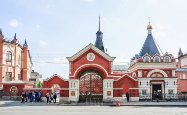 Moskova, Rusya - 28 Nisan 2015: Şefaat (Pokrovsky) Manastırı Rus Ortodoks Kilisesi. Kapı ve St. Peter Kilisesi ve Murom Fevronia