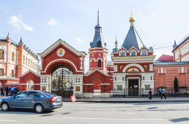 Moskova, Rusya - 28 Nisan 2015: Şefaat (Pokrovsky) Manastırı Rus Ortodoks Kilisesi. Kapı ve St. Peter Kilisesi ve Murom Fevronia