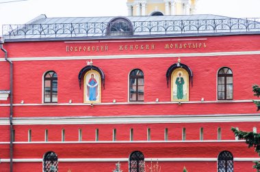 Rus Ortodoks Kilisesi şefaat (Pokrovsky) Manastırı duvarına