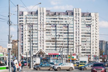 Moskova, Rusya - 28 Nisan 2015: Kavşak Taganskaya kare üzerinde. Taganskaya ve Marksistskaya caddelerinin kesiştiği. On altı katlı panel konut
