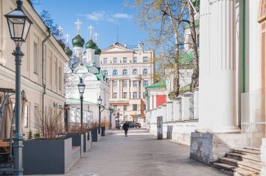 Moskova, Rusya - 23 Nisan 2018: Chernigov lane (Chernigovskiy Pereulok). Chernigov Prens Mikhail Wonderworkers ve boyar Fedor Kilisesi ve ı. F. Neustadt a eski daire ev