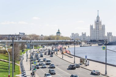 Moskova, Rusya - 23 Nisan 2018: Moskvoretskaya setin. Park Zaryadye ve Stalin gökdelen Kotelnicheskaya dolgu üzerinde benzersiz yüzen köprü parçası görünümü. Bahar 