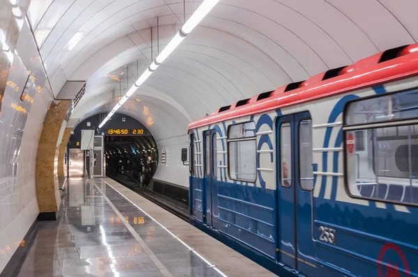 Moskau Russland April 2018 Der Zug Erreicht Die Station Okruzhnaya — Stockfoto