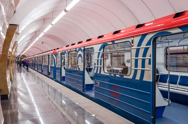 Moskau Russland April 2018 Der Zug Erreichte Die Station Okruzhnaya — Stockfoto