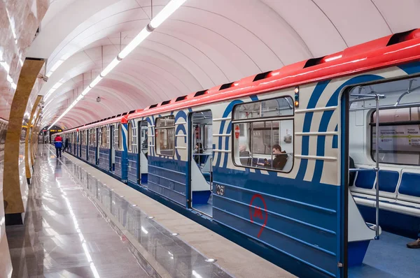 Moskau Russland April 2018 Der Zug Erreichte Die Station Okruzhnaya — Stockfoto