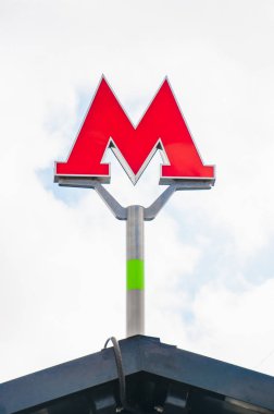Moskova, Rusya, Nisan, 26, 2018. Moskova Metrosu, mavi bulutlu gökyüzü arka plan üzerinde kırmızı mektup 