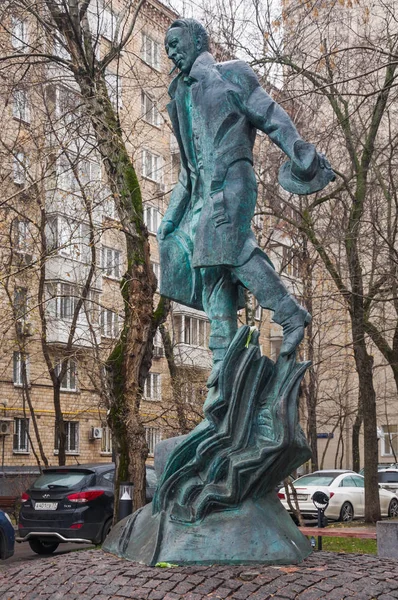 俄罗斯莫斯科 2019年11月7日 卡莫夫尼基的作家米哈伊尔 米哈伊尔尼科夫纪念碑 — 图库照片