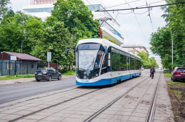 Moskova, Rusya - 1 Temmuz 2019: Sharikopodshipnikovskaya Caddesi üzerindeki Tram 71-931 m 