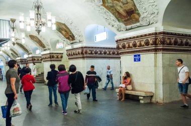 Moskova, Rusya - 3 Ağustos 2015: Moskova metrosunun Arbatsko-Pokrovskaya hattındaki Kievskaya istasyonu