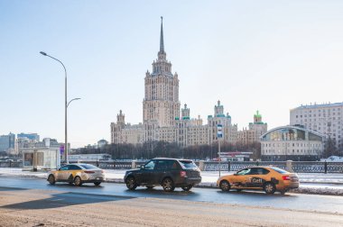 Moskova, Rusya - 23 Ocak 2020: Radisson Royal Otel, eski adıyla Ukrayna Oteli. Moskova nehrinin Krasnopresnenskaya seti manzaralı. Kış, Sunny