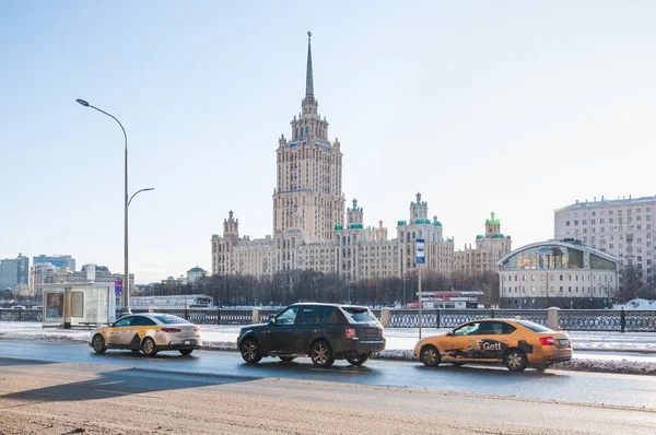 モスクワ ロシア 2020年1月23日 ラディソンロイヤルホテル 旧ウクライナのホテル モスクワ川のKrasnopresnenskaya堤防からの眺め ロイヤリティフリーのストック写真