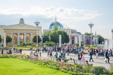 MOSCOW, RUSSIA - 14 Temmuz 2019: Güneşli bir yaz gününde VDNH görüntüsü. Moldova Cumhuriyeti ve Kazak Cumhuriyeti Pavilionları