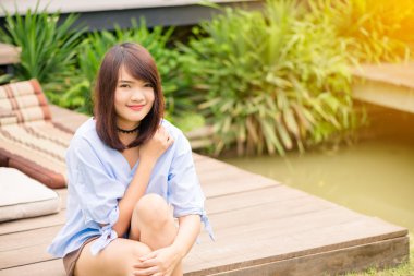 Gülümseyen oldukça mutlu bir kadın portresi