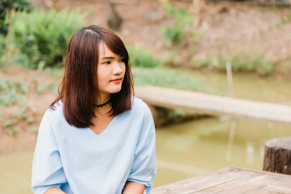 Ritratto di una donna piuttosto felice, sorridente — Foto Stock