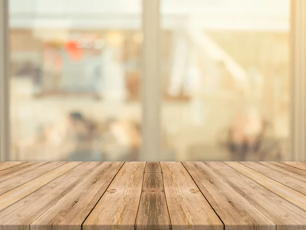 Placa de madeira mesa vazia na frente do fundo borrado. Perspectiva de madeira marrom sobre borrão no café pode ser usado para exibir ou montar seus produtos.Preparar para exibição de produto. — Fotografia de Stock