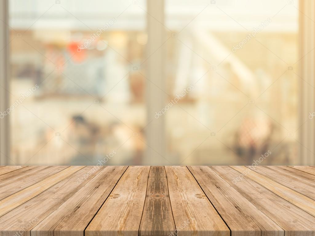 Tablero de madera mesa vacía en frente de fondo borroso. Perspectiva de