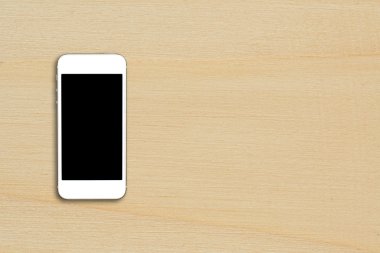 Üstten Görünüm smartphone şablon boşaltmak ile ahşap masa üstünde siyah perde ile alay etmek.