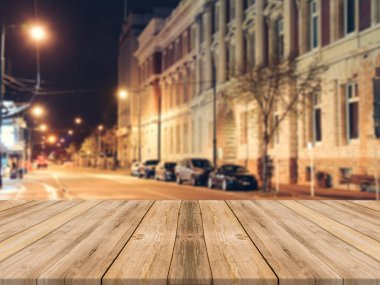 Ahşap Pano boş masa üstü arka plan bulanık. Sokak şehir gece arka plan - bulanıklık üzerinde perspektif kahverengi ahşap masa-ebilmek var olmak kullanılmış sahte montaj ürünleri için görüntülemek veya tasarım görsel düzeni