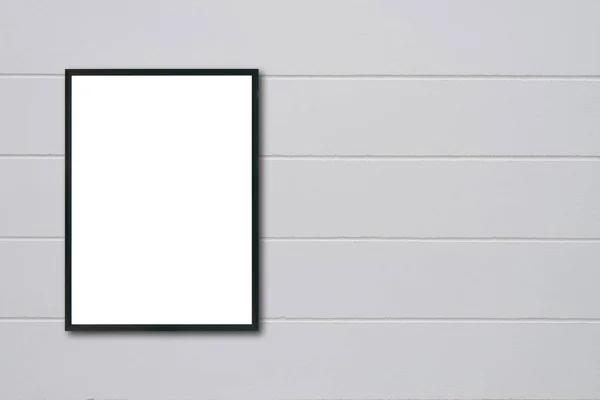 部屋の壁に掛かっている空白フレームのモックアップします。 — ストック写真