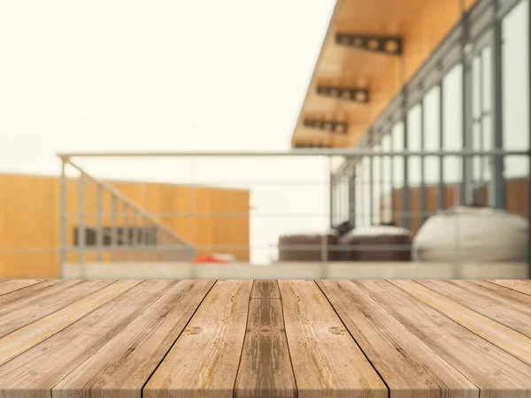 Dřevěná deska prázdné desky stolu na rozmazaném pozadí. Perspektiva hnědé dřevo stůl přes rozmazání v kavárně pozadí - může být použit maketa up pro zobrazení produktů montáže nebo design klíčové vizuální uspořádání. — Stock fotografie