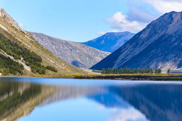 Danau Landscape dan gunung selatan pulau Selandia Baru pada hari yang cerah . — Stok Foto