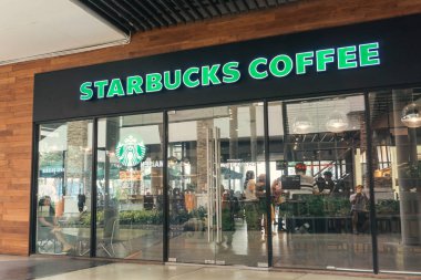 Bangkok, Tayland - 6 Kasım 2016: Starbucks kahve alışveriş merkezi içinde. Starbucks dünyanın en büyük kahvehane şirketidir.