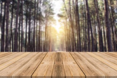 Ahşap Pano boş tablo önünde arka plan bulanık. Bulanıklık ağaçları orman arka planda - üzerinde perspektif kahverengi ahşap masa-ebilmek var olmak kullanılmış için görüntü alay ya da ürün montaj. bahar mevsimi.