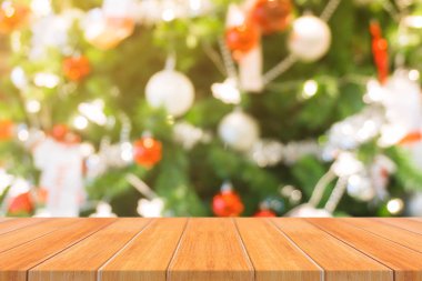 Ahşap Pano boş masa üstü arka plan bulanık. Bulanıklık Noel ağacı ve şömine arka plan üzerinde perspektif kahverengi ahşap masa-ebilmek var olmak kullanılmış sahte montaj ürünleri için görüntülemek veya tasarım düzeni