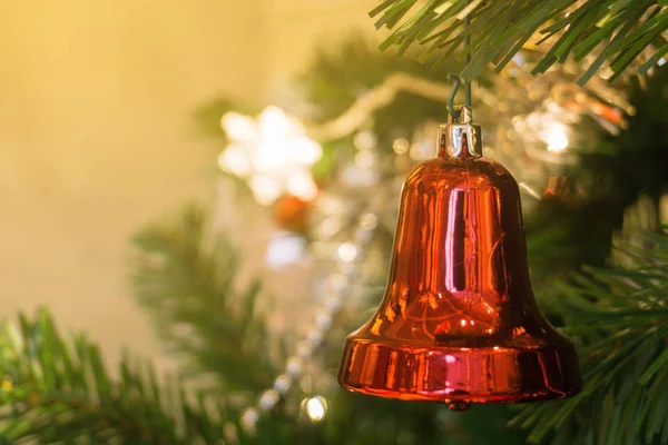 Closeup de bugiganga vermelha pendurada em uma árvore de Natal decorada. Efeito de filtro retro . — Fotografia de Stock