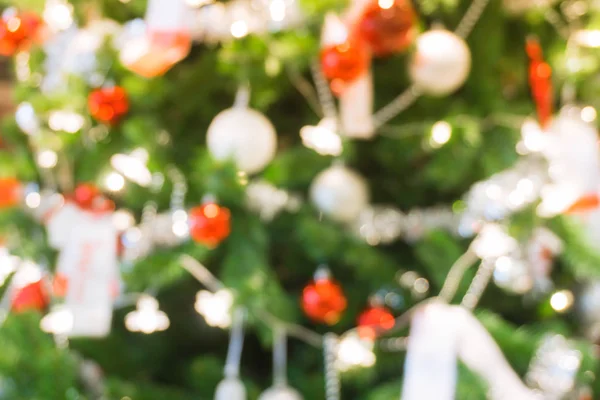 Bokeh bolas de Natal e árvore de Natal com fundo leve — Fotografia de Stock