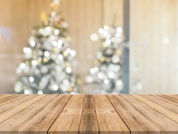 Ξύλινη σανίδα άδειο τραπέζι πάνω σε θολή φόντο. Μπορεί να χρησιμοποιηθεί η προοπτική καφετί ξύλινος πίνακας πάνω θαμπάδα χριστουγεννιάτικο δέντρο και τζάκι φόντο, πλαστή επάνω για μοντάζ προϊόντα εμφανίζουν ή σχέδιο διάταξης — Φωτογραφία Αρχείου