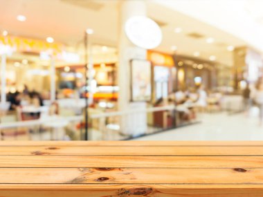 Ahşap Pano boş tablo arka plan bulanık. Perspektif kahverengi ahşap üzerinde alışveriş merkezinde bulanıklık - görüntülemek için kullanılan veya ürün montaj. Ürün görüntüleme için alay.