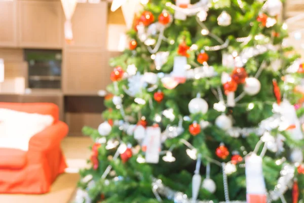 Belo quarto decorado feriado com árvore de Natal, fora de foco tiro para foto de fundo — Fotografia de Stock