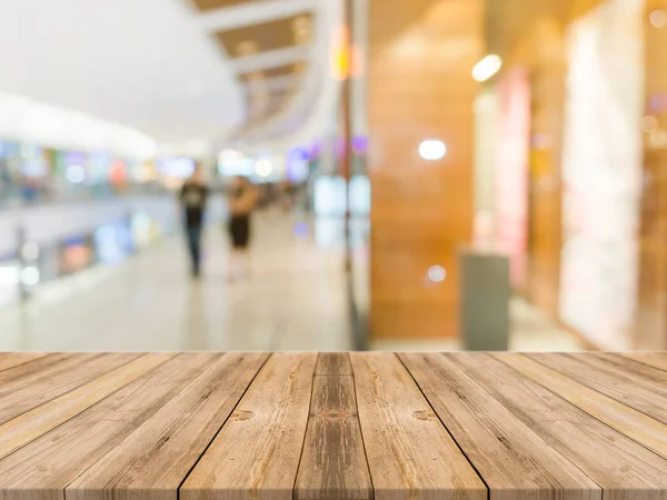 Tablero de madera mesa vacía fondo borroso. Perspectiva de madera marrón sobre desenfoque en los grandes almacenes - se puede utilizar para la exhibición o montaje de sus productos.Mock up para la exhibición del producto . — Foto de Stock