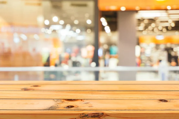 Plateau en bois table vide fond flou. Perspective bois brun sur flou dans les grands magasins - peut être utilisé pour l'affichage ou le montage de vos produits.Maquette pour l'affichage du produit . — Photo