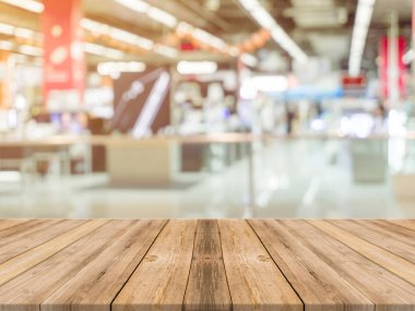 Ahşap Pano boş tablo arka plan bulanık. Perspektif kahverengi ahşap üzerinde alışveriş merkezinde bulanıklık - görüntülemek için kullanılan veya ürün montaj. Ürün görüntüleme için alay.