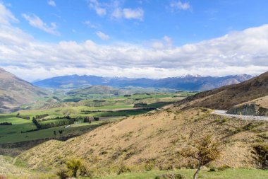 Düz boş otoyol ufuk, Yeni Zelanda Güney Adası, Vintage filtre uygulanan görüntü astar Güney Alpler'in en yüksek dorukları Aoraki Mount Cook Milli Park içine lider.